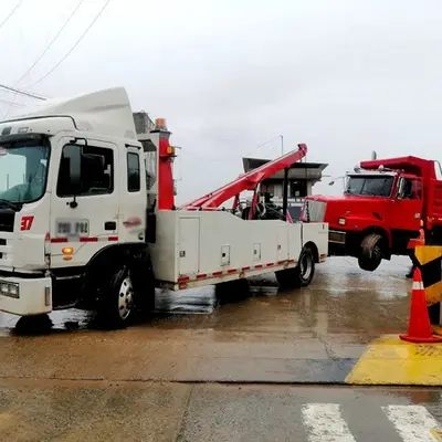 Grúa pluma realizando rescate de vehículo volcado